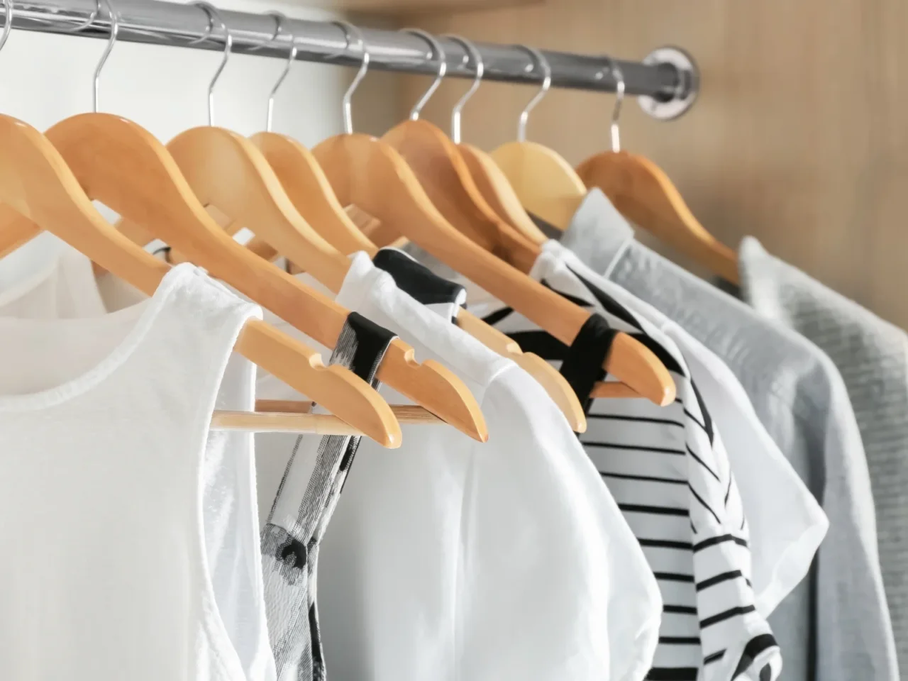 Non lavare mai le grucce in questo modo: ecco il trucco per disinfettarle velocemente