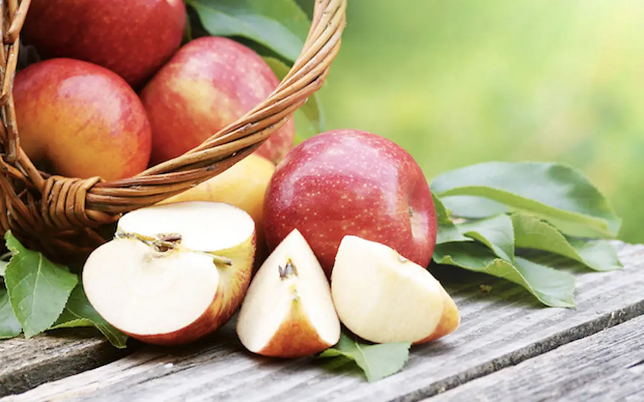 Mangi la mela a stomaco vuoto? Ecco cosa succede davvero alla tua digestione